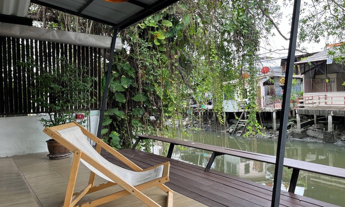 Rat Burana Chalet De Ski | Kirin Riverside Homestay with 1 bedroom and AC, WiFi in Bangkok
