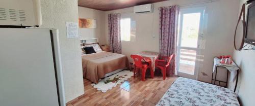 Torres Maison | KITNET S4 em TORRES-RS - Confortável com cama casal box, cama de solteiro bicama, televisão, geladeira, micro-ondas, chaleira elétrica, ar-condicionado split - Anfitriã Superhost no BnB