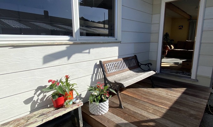 Picton Maison | Kiwi bach, pet friendly, comfy, quiet and central