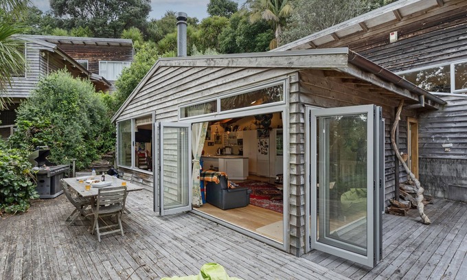 Onemana Maison | Kiwi Charmer - Onemana Holiday Home