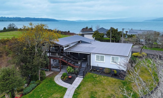 Hamurana Maison | Kiwi Retreat by Aotearoa Escapes