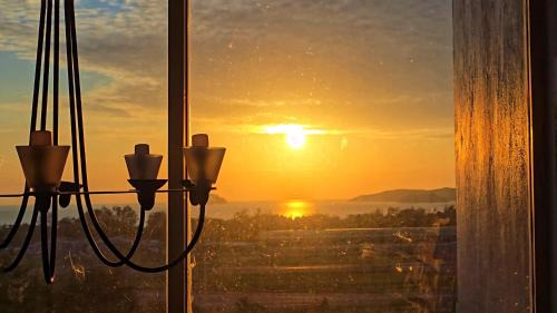 Kota Kinabalu Maison | KK Sunset Villa- Full Sunset Balcony, Mosquito Free, 4K TVs, 5G WIFI and more!