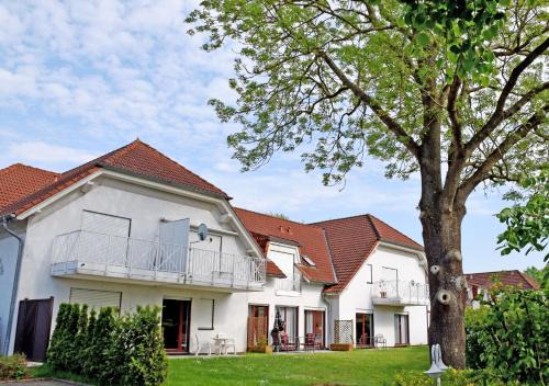 Gustow Maison | Kleine Ferienwohnung mit Terrasse und Gartenblick