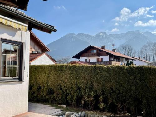 Eschenlohe Appartement | Kleines Häuschen mit Bergblick