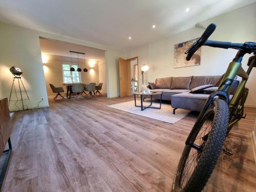 Braunfels Appartement | Klimaanlage, 5 Sterne Bahnhoftraum, Appartement "Waldliebe" 133qm, große Terrasse 70qm, QR Code scannen für virtuellen Rundgang, Premium Ausstattung