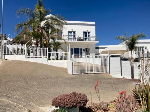 Windhoek Appartement | Knottinghill Studio - About 500 meters from Lady Pohamba Hospital and Grove Mall