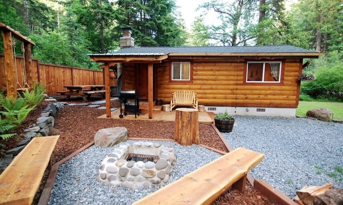 Ashford Cabine | Knotty Shack Cabin-Unique Log Cabin with Hot Tub Stay, Explore, Retreat & Repeat