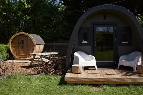 Jubbega Chalet De Ski | Knusse Glamping Pod met privé sauna & uitzicht