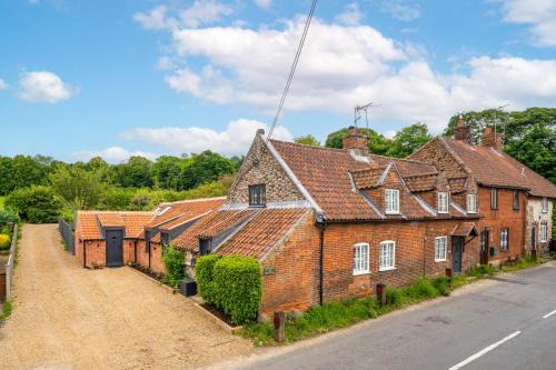 North Creake Maison | Knyvetts sleeps 6, 3 double beds, pretty garden