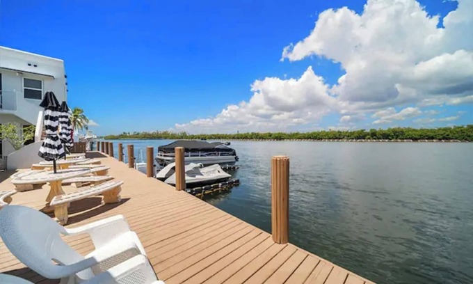 Hollywood Lakes Appartement | Komffy Waterside Studio w/ King bed & Beach access