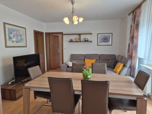 Madfeld Appartement | Komfortable 90 qm Ferienwohnung mit 3 Schlafzimmern Küche Balkon Wohnzimmer mit großem LED TV InternetWiFi Flatrate und Parkplatz inklusive in Brilon Madfeld