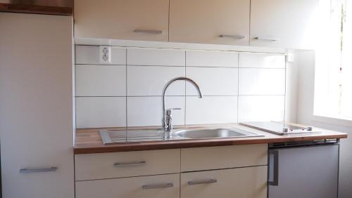 Koping Appartement | Komplett lägenhet med sjöutsikt