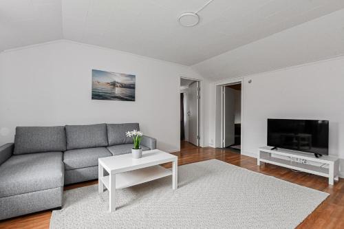 Koping Appartement | Komplett lägenhet med sjöutsikt