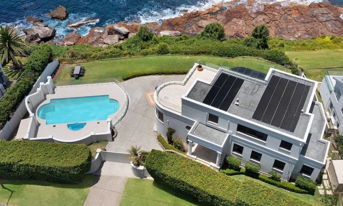 Avalon Beach Maison | Kookaburra, Ocean Front by TCC