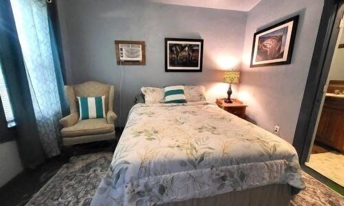 Canton Maison | Kozy Knook with queen bed