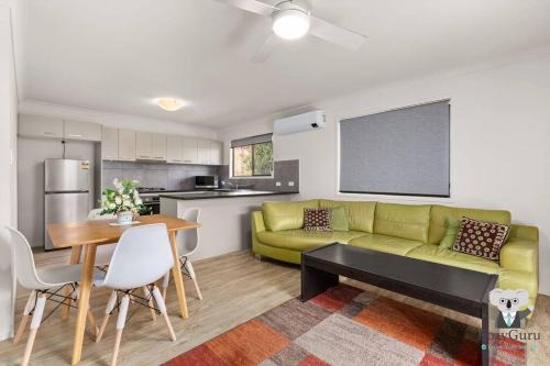 Mount Gravatt East Maison | KozyGuru/Mt Gravatt East/3 Bed House QMG030