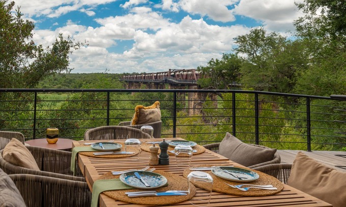 Skukuza Hôtel | Kruger Shalati - Train on the Bridge and Garden Suites