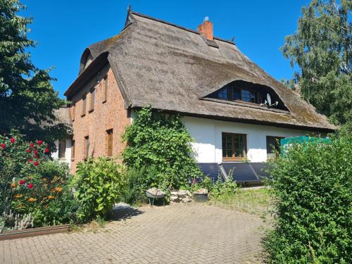 Hof Redentin Appartement | Krusenhagen Apartment with Garden