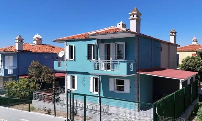 Kadnlar Denizi Mahallesi Villa | Kuşadası'nda Merkezde ve Denize 5 Dakika Şık Villa