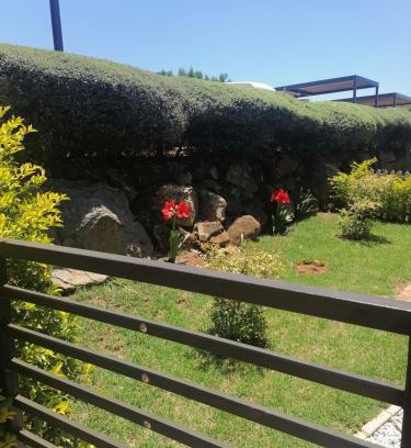 Greater Johannesburg Metropolitan Area Appartement | KwaSihle on Boundary is a charming 2 bedroomed unit that accommodates 4 people, situated in a peaceful and secure estate.