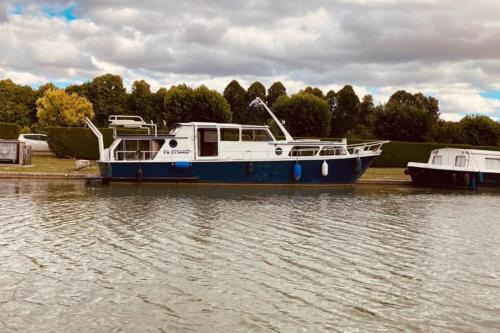 Tanlay Location De Bateaux | L'Amazone - bateau à quai sur le canal de bourgogne