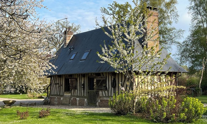 Flancourt-Catelon Maison | L'Ancienne écurie avec cheminée et jardin une évasion authentique et conviviale