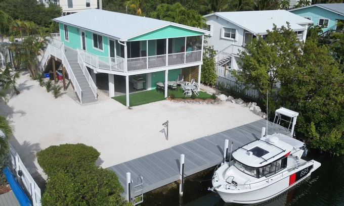 Breezeswept Beach Estates Maison | L' archipel | Canalfront 2 bedroom retreat on Ramrod Key with brand new dock!