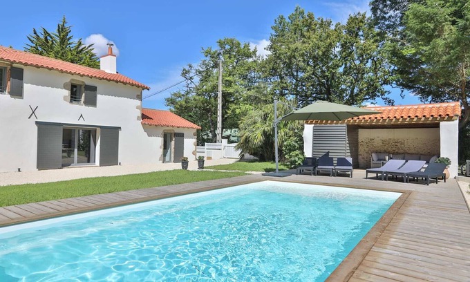 Le Girouard Maison | L'Augizière - Villa 5 étoiles avec piscine, étang et foret.