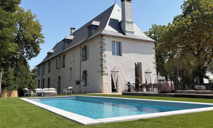 Saint-Bazile-de-Meyssac Maison | L'Avenante Bazilloise - Demeure du XVIIe siècle - Hébergement grande capacité