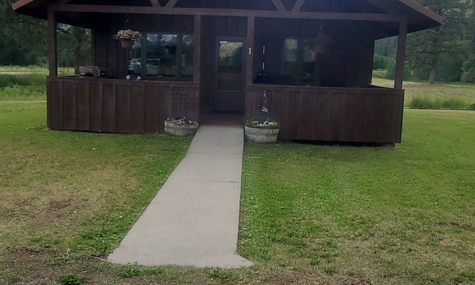 Clinton Cabine | L Diamond E Guest Cabin #1 Rural luxury close to everything.