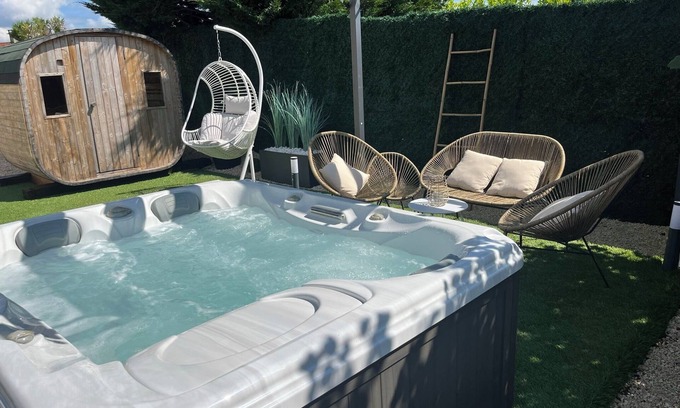 Saint-Symphorien-de-Lay Maison | L’Écrin de Détente - Un havre de paix 100% privé avec jacuzzi, sauna et piscine