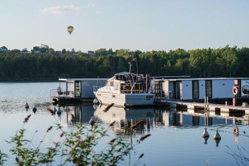 Sandrancourt Location De Bateaux | L'Escale Royale Saint-Martin-la-Garenne Port Ilon - Seine - Giverny