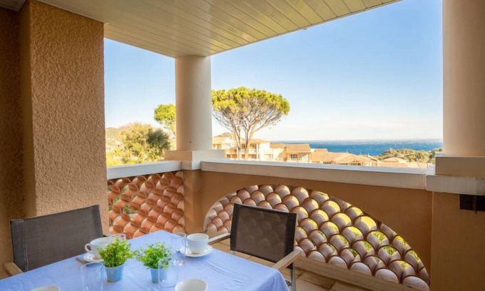 Le Dramont Appartement | L'Esquinade (G4 125) by Interhome