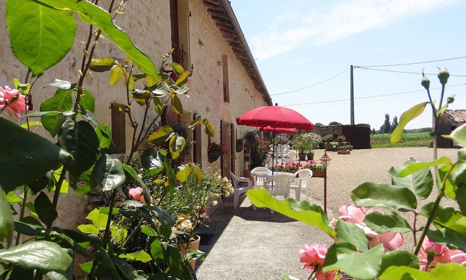Sauze-Vaussais Cottage | Jolies gîtes avec piscine et jolis jardins