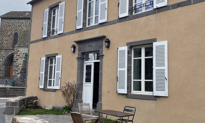 Oradour Maison | « l’Hôtel d’O’ « Ancien relais de poste dans village typique du Cantal.