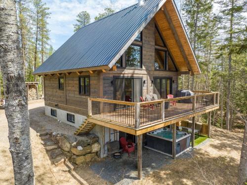 Mauricie Maison | L'Inukshuk - Chalet en bois ave Spa