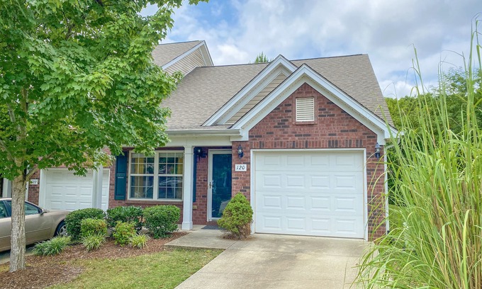 Nashville Copropriété | L👀K! 2 BR/2.5 bath Condo Near Lake & Airport
