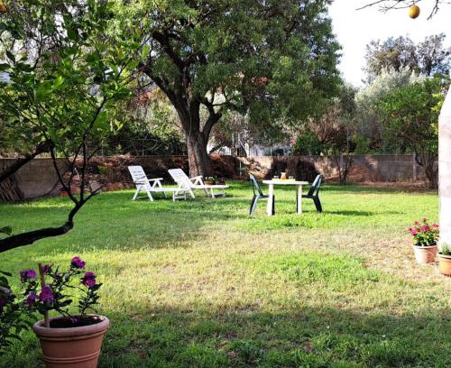 Carbonia Appartement | L'oasi - Monolocale con giardino in Sardegna