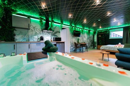 Roppenheim Appartement | L'Oasis Tropicale, Jacuzzi, Love Room