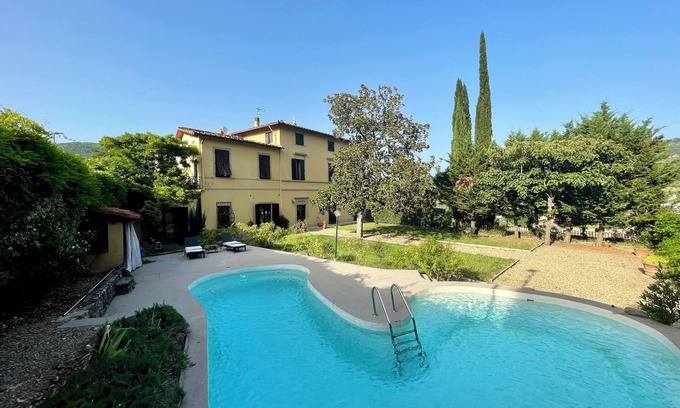 Compiobbi Appartement | L'Oleandro Apartment in villa with exclusive pool