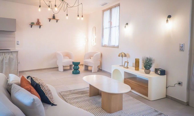 Pezenas Maison | L'Orangerie, Gîte 5* de 1 à 2 personnes avec jacuzzi privatif et piscine,Pézenas