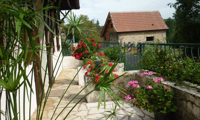 Saint-Martin-Labouval Villa | L'Oustal d'Emilien. Maison de campagne, rivière Lot au fond du jardin