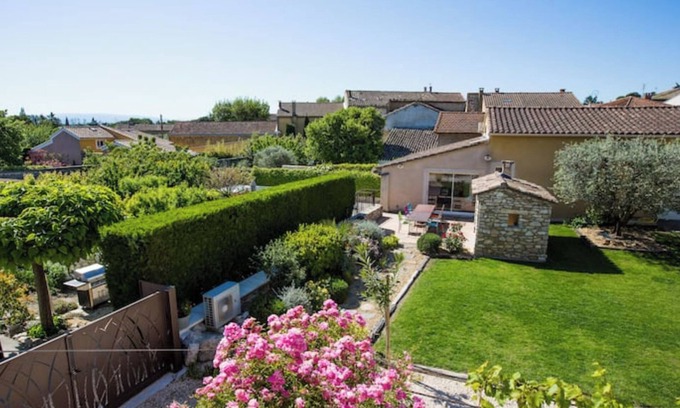 Chateauneuf-de-Gadagne Maison | L'Oustau de Famiho Gite climatisé dans Mas rénové à proximité d'Avignon piscine