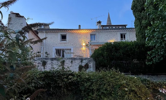 Aigueze Maison | La Bâtisse de Rêve, Villa authentique pour 8 personnes avec jacuzzi,