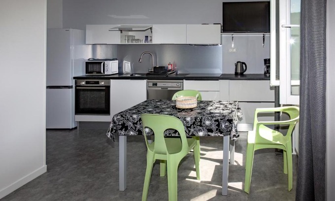 Le Petit-Abergement Appartement | LA BATISSE l'arbre gris