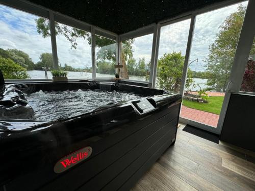 Ardres Maison | La Belle Vue Du Lac - SPA