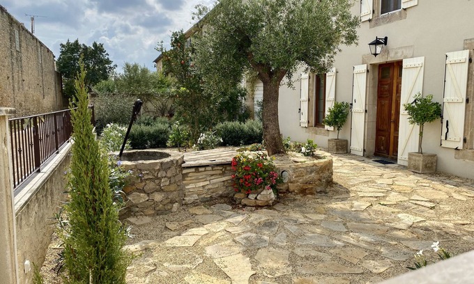 Le Somail Lit Et Petit-Déjeuner | La Bergerie Antoine Lantana King Room - Deluxe South of France Experience