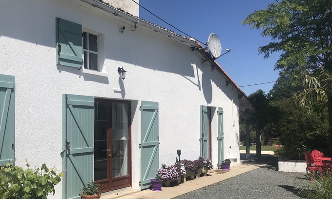 La Chapelle-Saint-Etienne Maison | Ferme, piscine chauffée toute l'année, Wifi gratuit, cadre rural et proche de tout