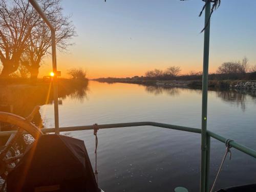 Beauvoisin Location De Bateaux | La cabane a fleur d eau au cœur de la Camargue