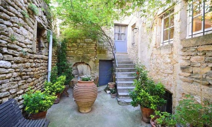 Euzet-les-Bains Appartement | La Calade. Gîte dans le coeur historique d'un village médieval.